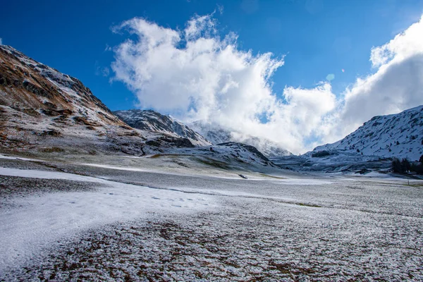 Alpenpas Zwitserland Julierpass Zwitserland Alp Met Sneeuw Bewolkte Lucht — Stockfoto