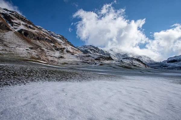 Alpenpas Zwitserland Julierpass Zwitserland Alp Met Sneeuw Bewolkte Lucht — Stockfoto