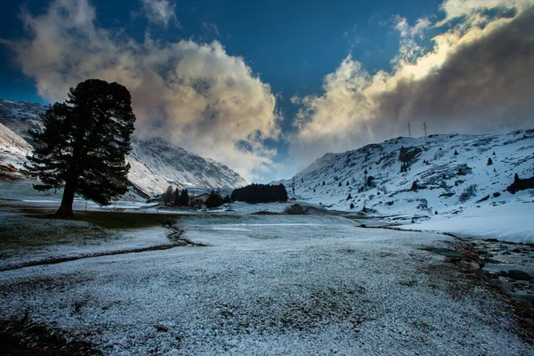 Alpenpas Zwitserland Julierpass Zwitserland Alp Met Sneeuw Bewolkte Lucht — Stockfoto