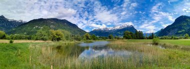 İsviçre, Uri Kantonundaki Panorama İsviçre Alpleri ve Bulutlu Gökyüzü