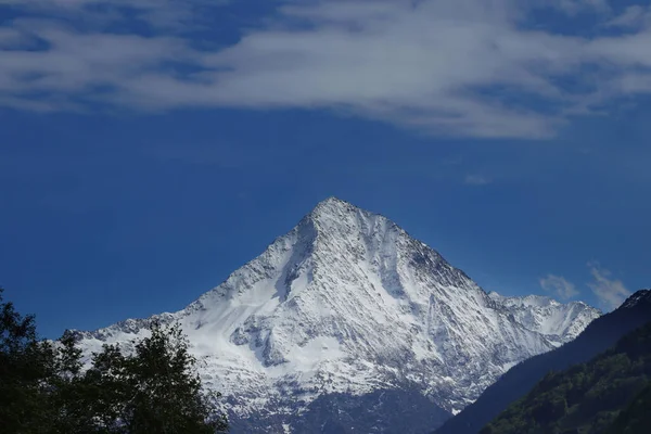 Мбаппе Швейцарском Кантоне Ури Проплывающими Альпами Облачным Небом — стоковое фото