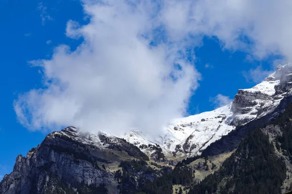 Swiss Bergstopp Med Blå Himmel Och Moln Med Kopieringsutrymme — Stockfoto