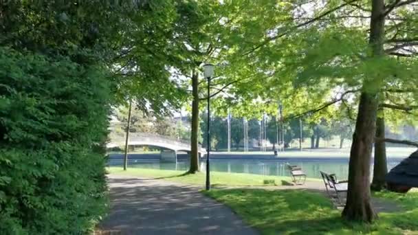 Vidéo tranquille du matin d'un parc et d'un lac en Suisse. Cham Villette