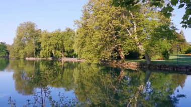 İsviçre 'de huzurlu bir park ve göl videosu. Cham Villette.