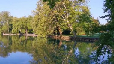 İsviçre 'de huzurlu bir park ve göl videosu. Cham Villette.