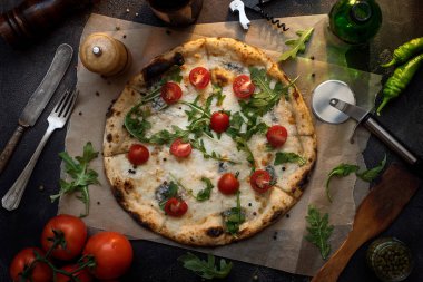 Kağıt ve karanlık ingridients betonla bıçakta peynirli pizza