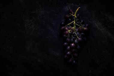 Beton zemin üzerine mavi üzüm