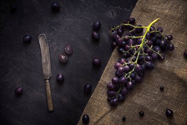 Bıçak beton zemin üzerine mavi üzüm