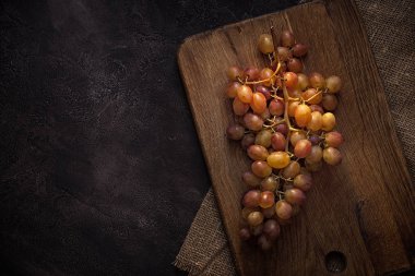 Beton zemin üzerine sarı üzüm