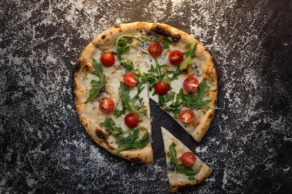 Peynirli pizza unu ile karanlık beton arka plan üzerinde kesmek — Stok fotoğraf