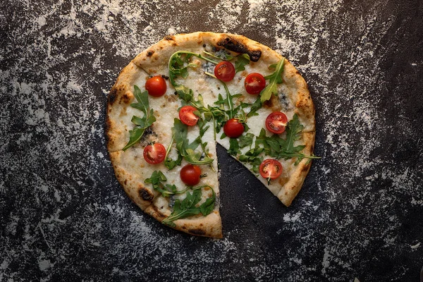 Peynirli pizza unu ile koyu ahşap arka plan üstten görünüm üzerinde kesmek — Stok fotoğraf
