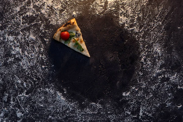 Mjöl cirkel med slice pizza ovanifrån — Stockfoto