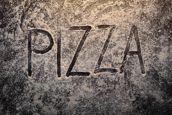Pizza text på mjöl ovanifrån — Stockfoto