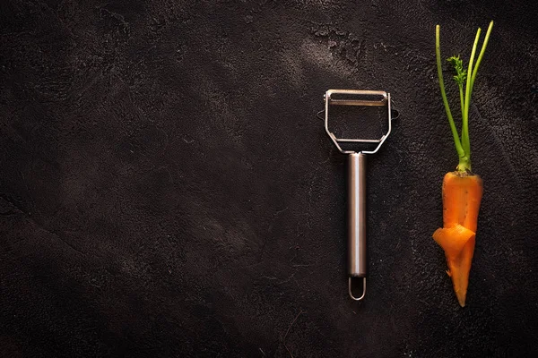 Zanahoria orgánica fresca con cuchillo sobre fondo de hormigón verduras alimentos saludables —  Fotos de Stock