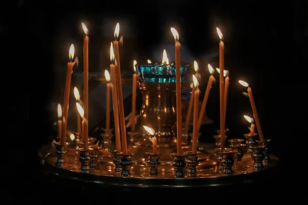 Monet Polttava Kynttilöitä Kirkossa — kuvapankkivalokuva