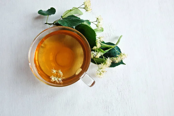 一杯绿茶配林登花 感冒和感染的不可缺少的治疗方法 这种茶可以提高免疫力 去除毒素 减轻体重 从上往下看 复制空间 — 图库照片