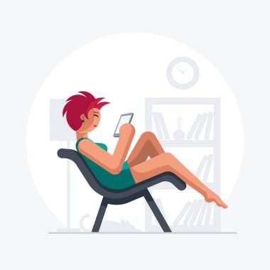 Kızıl saçlı güzel kadın kanepe.