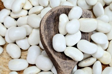 tablo üzerinde beyaz fasulye