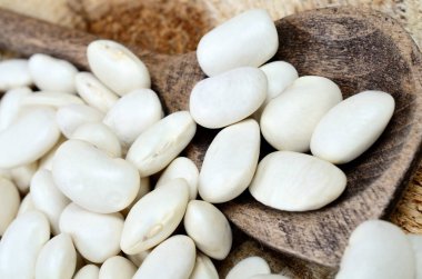 tablo üzerinde beyaz fasulye