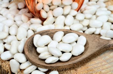 tablo üzerinde beyaz fasulye