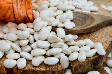 tablo üzerinde beyaz fasulye