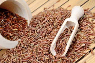 Masanın üzerine pirinç