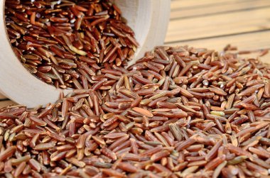 Masanın üzerine pirinç