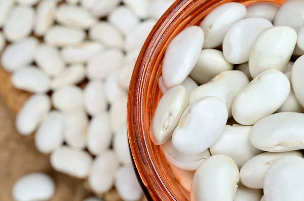 Kacang putih dalam guci di atas meja — Stok Foto