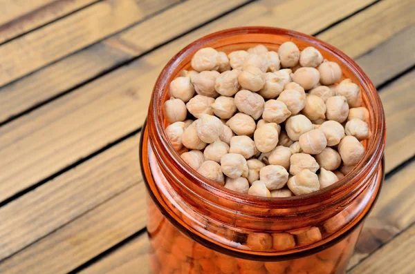 Garbanzo en frasco en la mesa — Foto de Stock