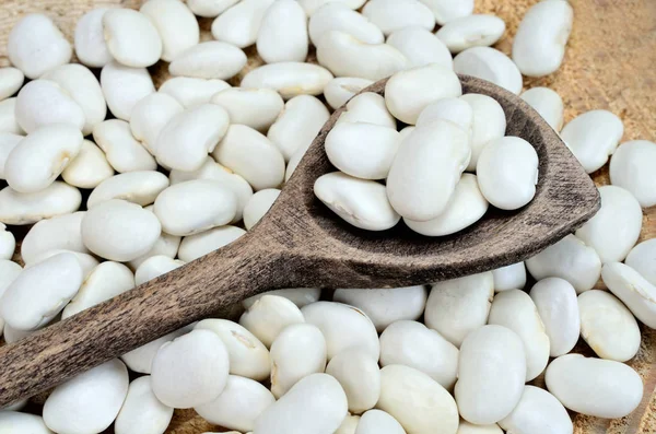 Witte bonen op tafel Stockfoto