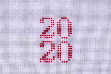 Beyaz, yoğun bir kumaş üzerinde iki çizgi halinde numaralar işlenir.