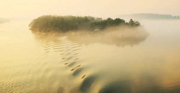 Milieu de l'île de la rivière — Photo