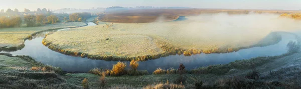 Panorama de un río sinuoso — Foto de Stock