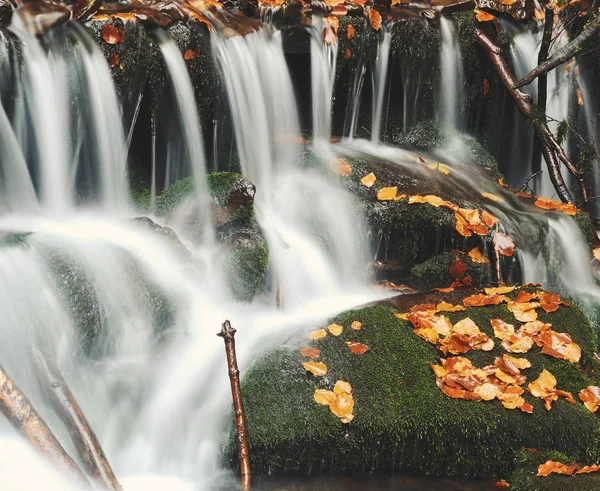 Wasserfall in Unschärfe — Stockfoto