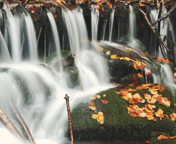 Cascada en desenfoque — Foto de Stock