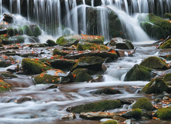 ぼかしの滝 — ストック写真