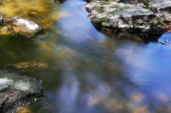 水が岩の上にぼかし — ストック写真