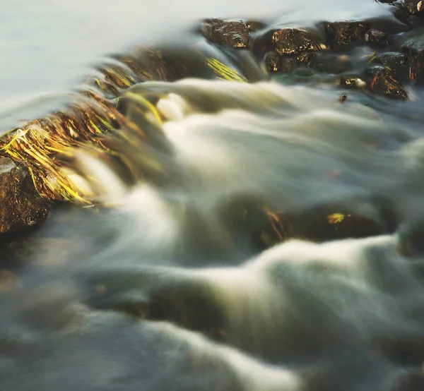 Desenfoque de agua en las rocas —  Fotos de Stock