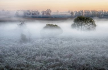 Sisli sonbahar sabahı