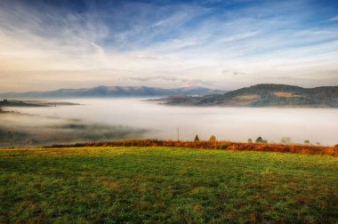 sisli sonbahar sabahı