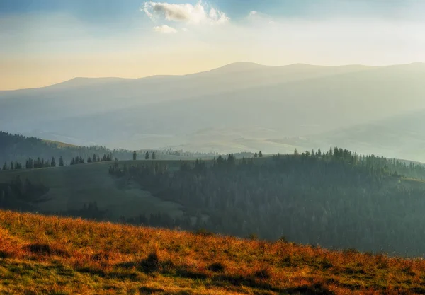 Tarde de otoño en los Cárpatos — Foto de Stock