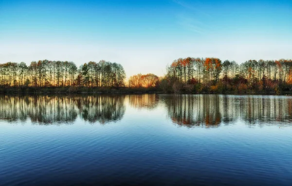 Reflexão das árvores na água — Fotografia de Stock
