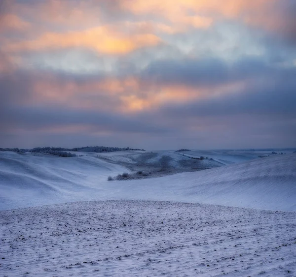 Inverno campo montanhoso — Fotografia de Stock