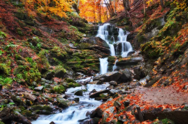 Autunno Cascata dei Carpazi — Foto Stock