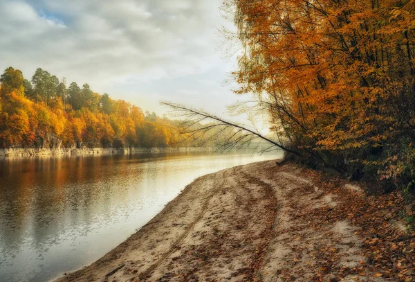 Matin d'automne au bord de la rivière — Photo