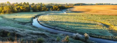 Sonbahar nehir. Pitoresk nehrin yanında sonbahar sabahı