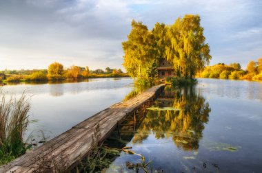 Ada nerede? Pitoresk bir kulübe bir nehir köprüsü