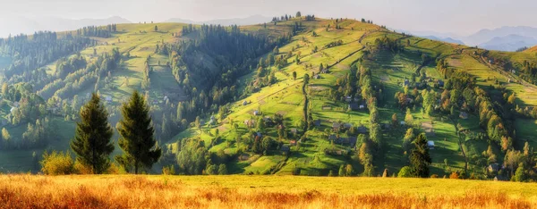 Evening in the Carpathian village — Stock Photo, Image