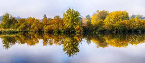Reflexão. Na margem do rio outono — Fotografia de Stock