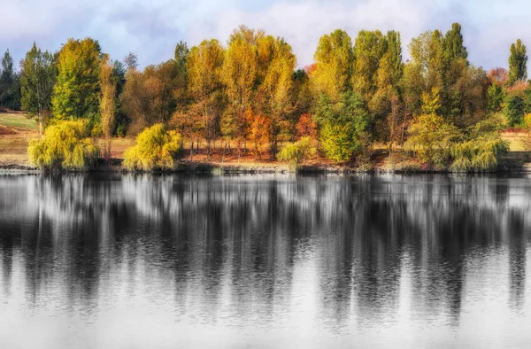 Réflexion. Sur la rive de la rivière d'automne — Photo